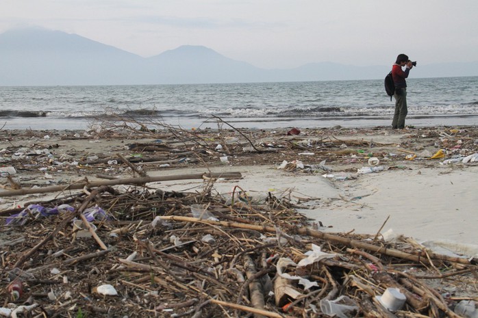 Hơn 1 km bờ biển Đà Nẵng tràn ngập hàng trăm tấn rác - Ảnh 3.
