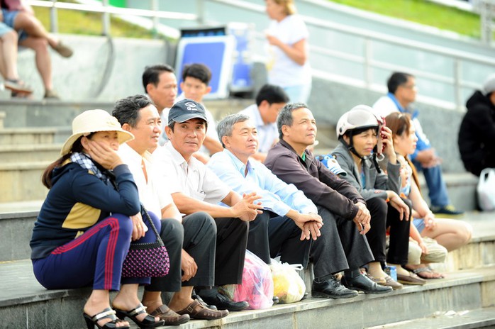 
Người dân đội nắng tại quảng trường Lâm Viên Đà Lạt xem buổi tổng duyệt vào chiều 7-4
