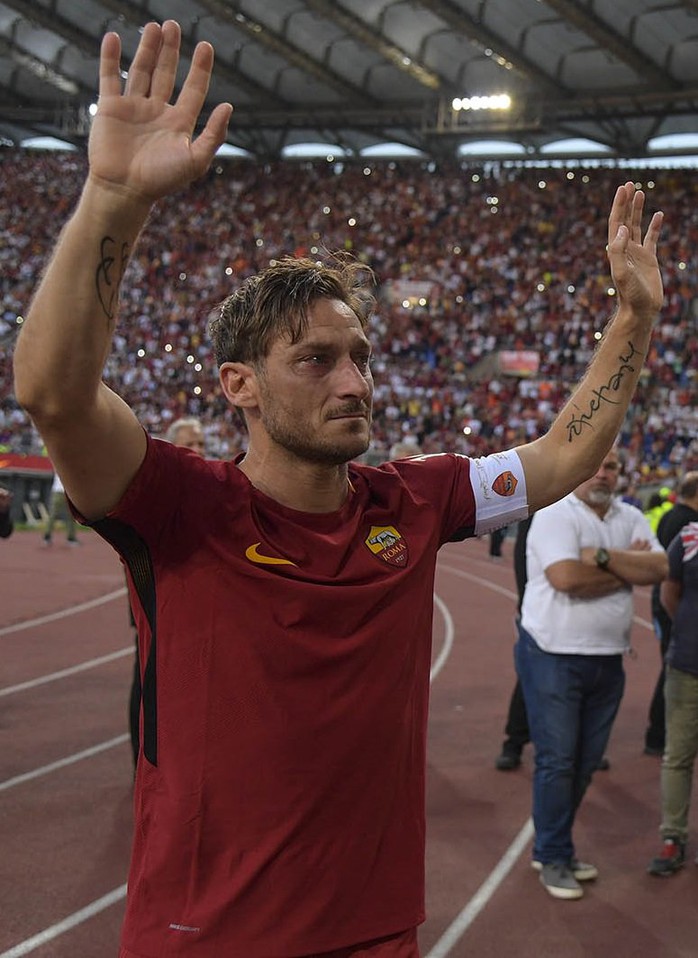 Totti ngấn lệ trong ngày giã từ sân cỏ - Ảnh 1.