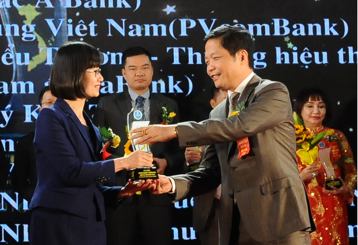 
Bộ trưởng Bộ Công Thương Trần Tuấn Anh trao giải thưởng Thương mại dịch vụ Việt Nam 2016 cho đại diện Prudential.
