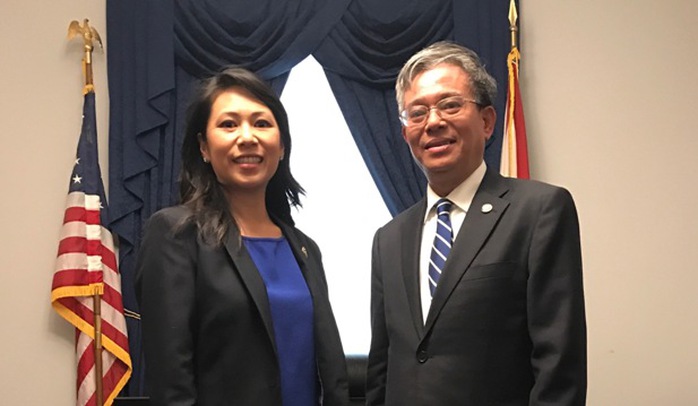 
Đại sứ Việt Nam tại Mỹ Phạm Quang Vinh gặp nữ nghị sĩ người Việt đầu tiên tại Quốc hội liên bang - Hạ nghị sĩ Stephanie Murphy, Thành viên Ủy ban Quân vụ Hạ viện
