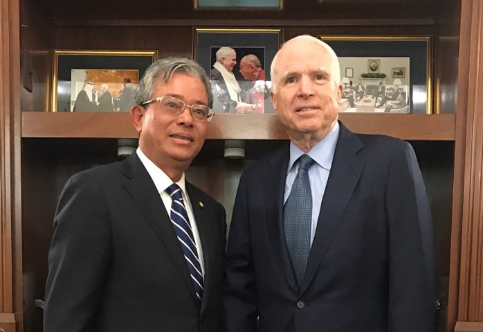 
Đại sứ Việt Nam tại Mỹ Phạm Quang Vinh gặp Thượng Nghị sỹ John McCain, Chủ tịch Uỷ ban Quân vụ Thượng viện Mỹ
