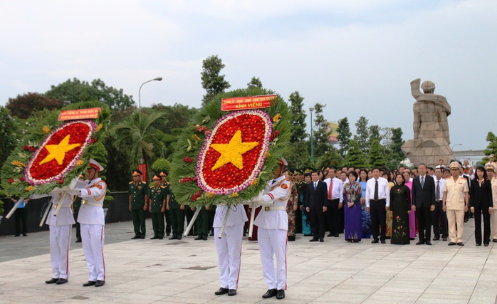 Đoàn lãnh đạo TP HCM dâng hoa viếng các anh hùng liệt sĩ