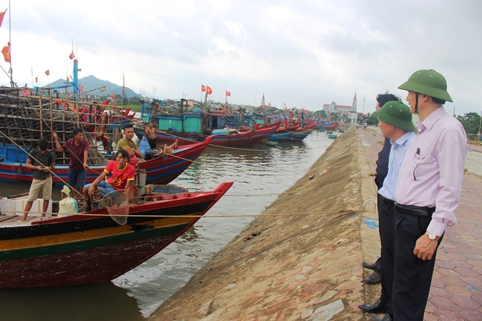 Chạy đua với bão số 2, khẩn cấp di dời dân - Ảnh 2.