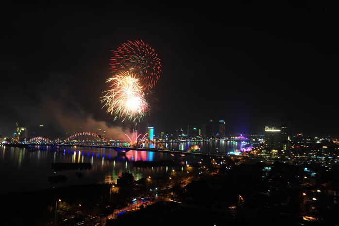 Pháo hoa giữa sông Hàn đón năm mới ở Đà Nẵng - Ảnh 8.