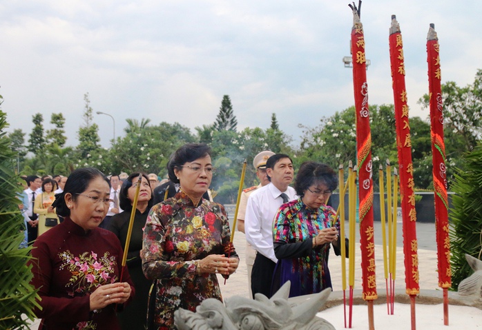 Phó Bí thư Thành ủy Võ Thị Dung (trái), Chủ tịch HĐND TP Nguyễn Thị Quyết Tâm (giữa), Chủ tịch Ủy ban MTTQ Việt Nam TP HCM Tô Thị Bích Châu (phải) thắp hương tưởng nhớ các anh hùng liệt sĩ