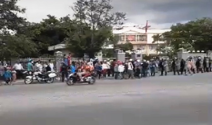 Dân tập trung trước trụ sở UBND thị xã Ninh Hòa vì bãi rác Hòn Rọ - Ảnh 1.