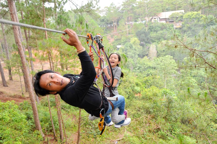 
Đu dây mạo hiểm trên đồi thông thu hút khách.
