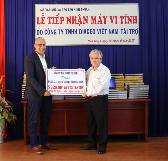 Diageo Việt Nam tặng hơn 100 máy tính cho học sinh nghèo Ninh Thuận - Ảnh 1. Diageo Việt Nam tặng hơn 100 máy tính cho học sinh nghèo Ninh Thuận - Ảnh 1.