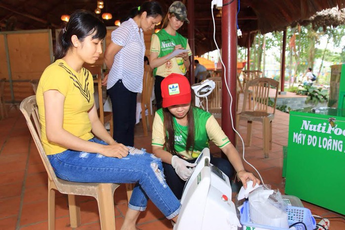 
Nhân viên Nutifood đo xương cho công nhân tại Đồng Nai
