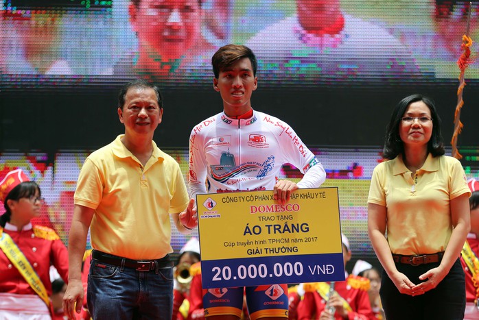 Nguyễn Nhật Nam nhận chiếc áo trắng cho tay đua trẻ xuất sắc