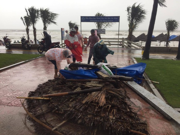 Đà Nẵng họp khẩn khắc phục thiệt hại do mưa bão trước giờ khai mạc APEC - Ảnh 2.