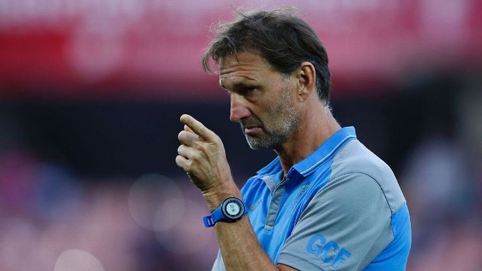 
Tony Adams buôn bã sau trận thua
