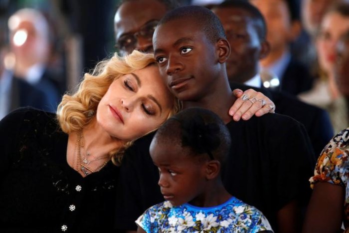 Madonna chính thức khai trương bệnh viện nhi - Ảnh 6.