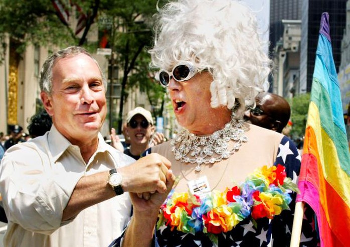 
Thị trưởng New York Michael Bloomberg (trái) chào Gilbert Baker tại buổi Diễu hành Tự hào của người đồng tính (Gay Pride parade) ở New York năm 2002. Ảnh: Reuters
