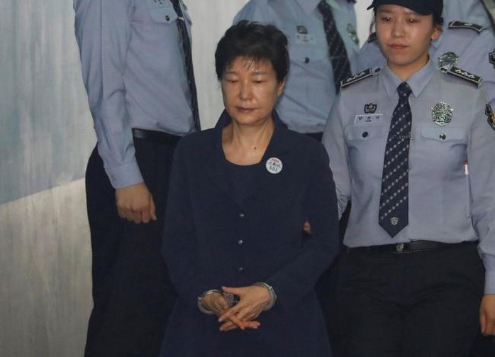 Bà Park Geun-hye bị còng tay hầu tòa, bạn thân Choi rơi lệ hối lỗi - Ảnh 1.