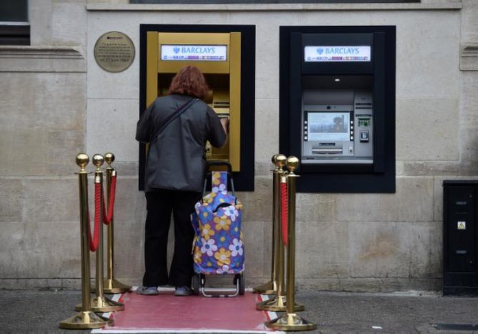 Máy ATM đầu tiên được phủ vàng - Ảnh 2. Máy ATM đầu tiên được phủ vàng - Ảnh 2.