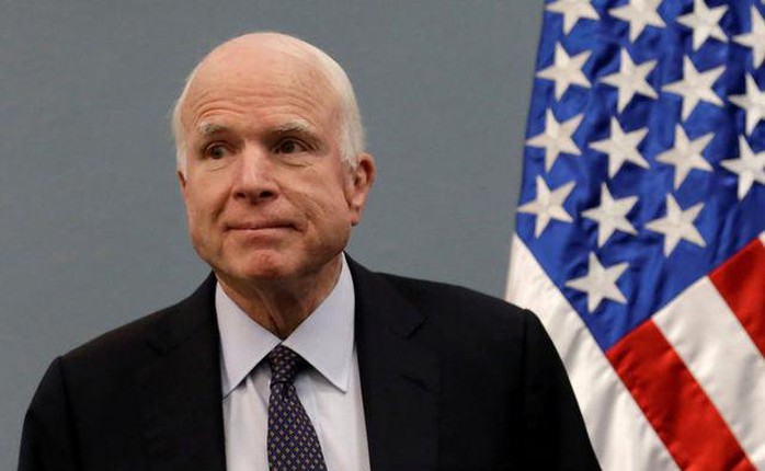 Ông McCain tiếp tục oanh tạc người nhà - Ảnh 1.