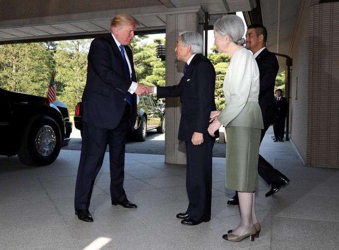 Ông Donald Trump không cúi người chào Nhật hoàng - Ảnh 1.