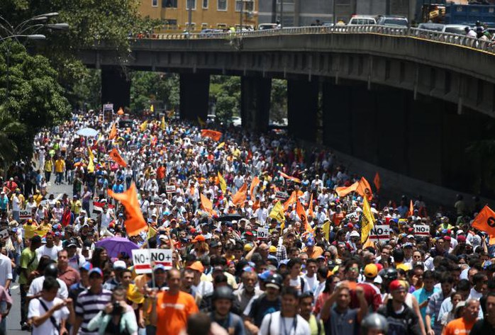 
Hàng trăm người biểu tình phản đối ông Maduro hôm 1-4. Ảnh: Reuters
