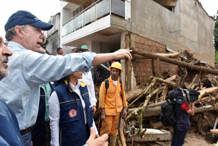 
Tổng thống Colombia Juan Manuel Santos giám sát quá trình cứu hộ. Ảnh: Reuters
