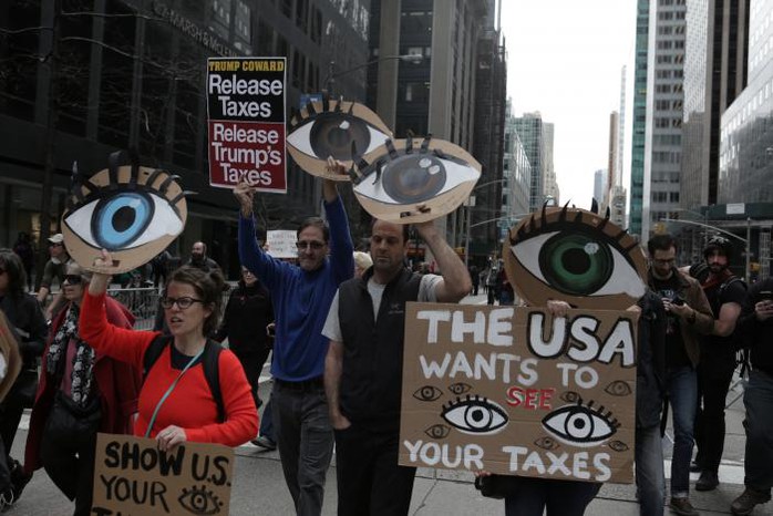 Người dân biểu tình đòi ông Donald Trump công khai thuế. Ảnh: Reuters