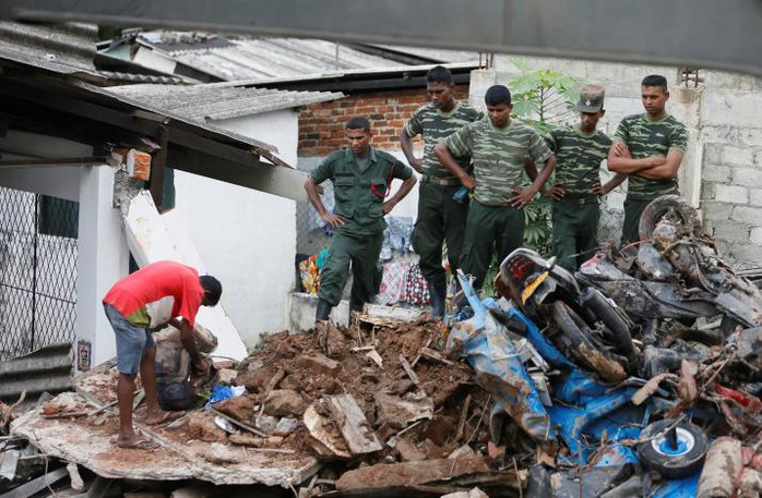 
Đến ngày 15-4, đã có 11 người thiệt mạng vì vụ sập bãi rác cao 91 mét ở thủ đô Colombo. Ảnh: Reuters
