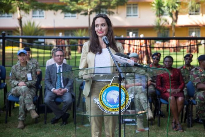 Angelina Jolie thăm các bé gái tị nạn ở Kenya - Ảnh 4.