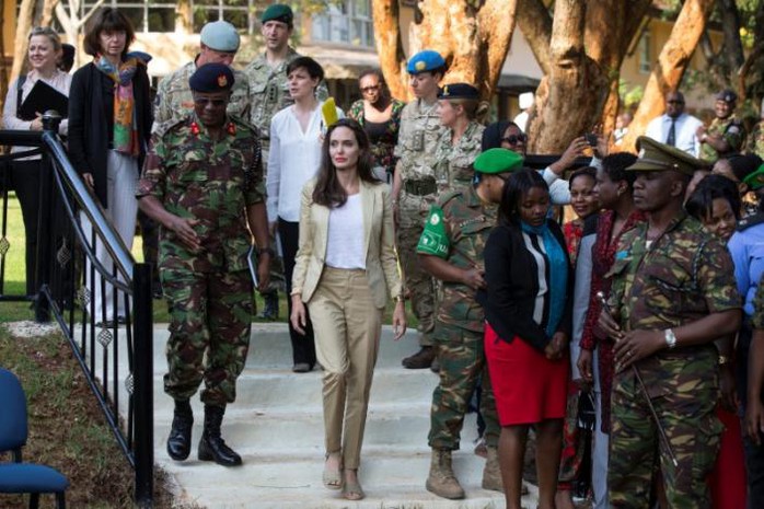 Angelina Jolie thăm các bé gái tị nạn ở Kenya - Ảnh 1.