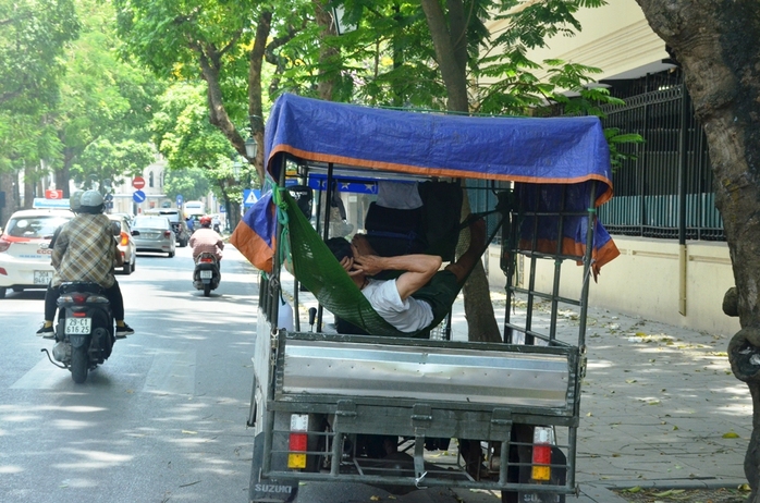 Muôn kiểu chống chọi nóng kinh người trên 40 độ C ở Hà Nội - Ảnh 8.