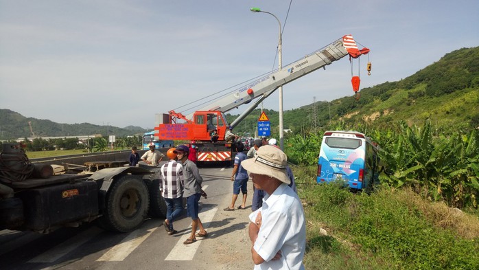 Tai nạn liên hoàn trên Quốc lộ 1, 1 tài xế chết tại chỗ - Ảnh 1.