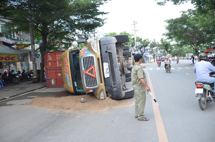 Xe đầu kéo lật, 2 thùng container văng qua làn xe 2 bánh - Ảnh 1.