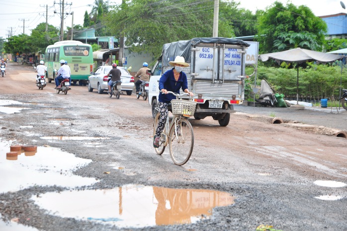 Đường nát, dân phát bực và xe vẫn ùn ùn né trạm thu phí - Ảnh 1.