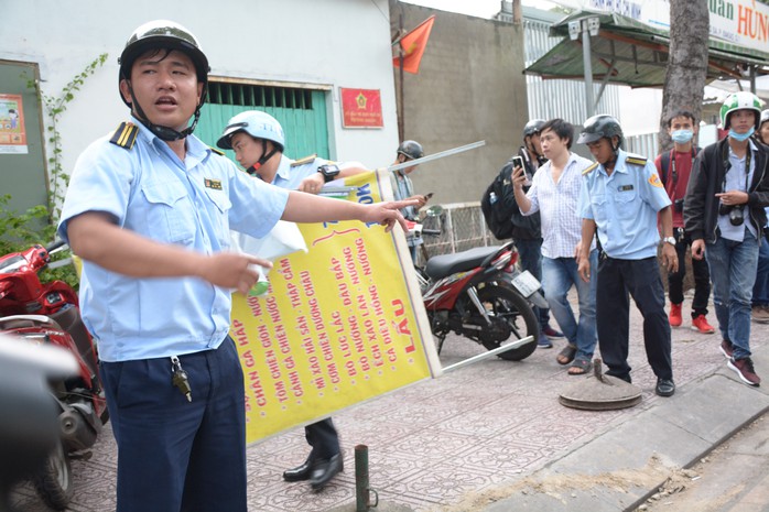 Nhiều cán bộ nghỉ việc vì áp lực “giành lại vỉa hè” - Ảnh 1.