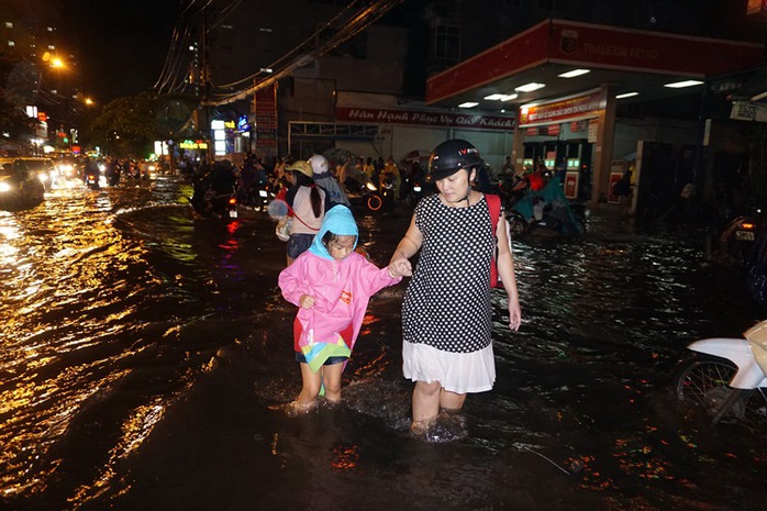 TP HCM: Mưa lớn, nhiều tuyến đường chìm trong biển nước - Ảnh 2.