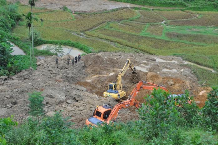 Huy động phương tiện, chó nghiệp vụ tìm kiếm nạn nhân vùi lấp - Ảnh 8.