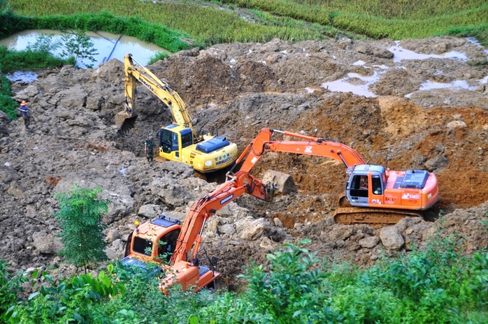 Huy động phương tiện, chó nghiệp vụ tìm kiếm nạn nhân vùi lấp - Ảnh 10.