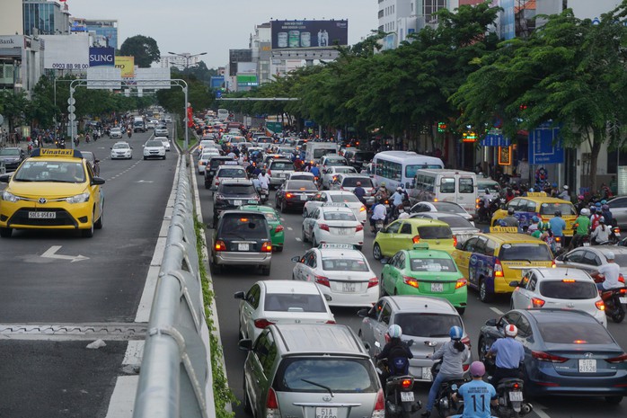 Đề xuất giải pháp thu phí ở 2 đầu đường Trường Sơn - Ảnh 1.