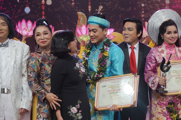 Nhân viên tòa án đoạt giải Chuông vàng vọng cổ 2017 - Ảnh 2. Nhân viên tòa án đoạt giải Chuông vàng vọng cổ 2017 - Ảnh 2.