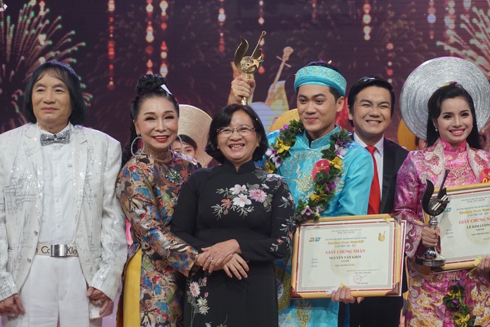 Nhân viên tòa án đoạt giải Chuông vàng vọng cổ 2017 - Ảnh 1. Nhân viên tòa án đoạt giải Chuông vàng vọng cổ 2017 - Ảnh 1.