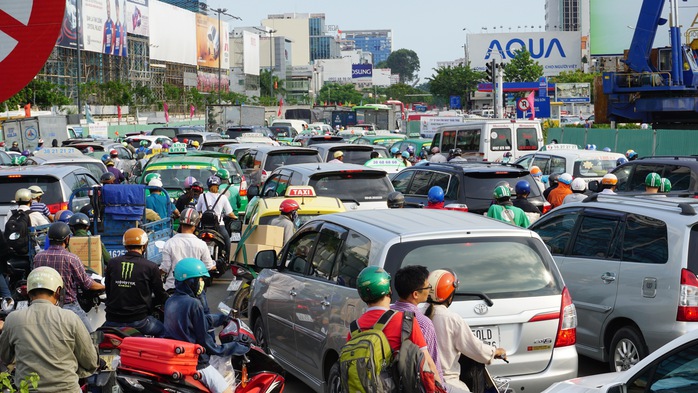 
Qua ghi nhận của phóng viên, tình trạng kẹt xe ở các tuyến đường cửa ngõ sân bay Tân Sơn Nhất đến 18 giờ vẫn đang khá căng thẳng
