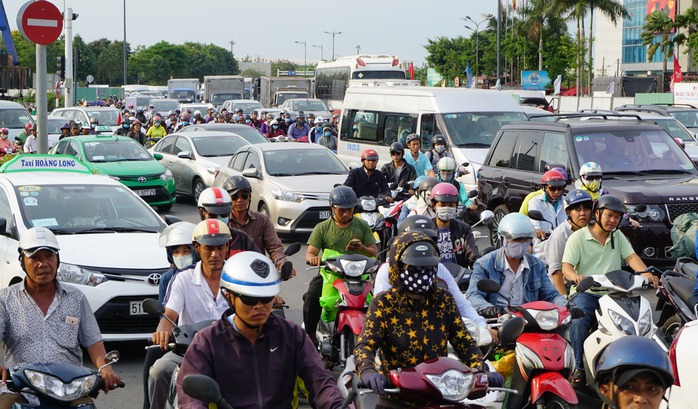 
Chiều tối cùng ngày, trên những tuyến đường này, dòng xe nối đuôi kéo dài, di chuyển chậm chạp
