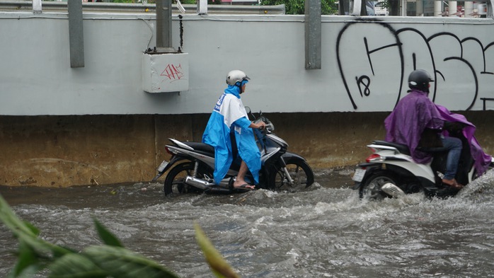 Mưa chưa đến 2 giờ, Sài Gòn đã ngập, kẹt xe khắp nơi - Ảnh 5.