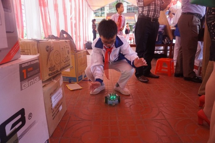 Học sinh vùng cao hò reo với robot, thí nghiệm khoa học - Ảnh 5.