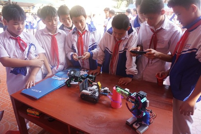 Học sinh vùng cao hò reo với robot, thí nghiệm khoa học - Ảnh 15.