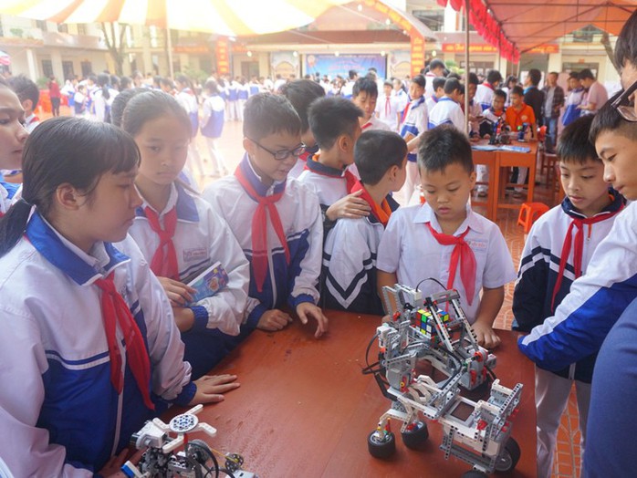 Học sinh vùng cao hò reo với robot, thí nghiệm khoa học - Ảnh 16.