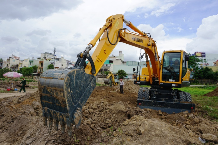 Toàn cảnh tìm hài cốt liệt sĩ ở sân bay Tân Sơn Nhất - Ảnh 8.