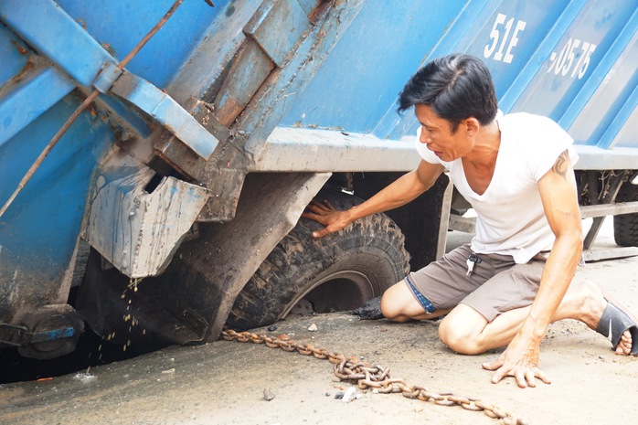 Giải cứu xe rác bị sụp hố sâu trên đường Hai Bà Trưng - Ảnh 1.