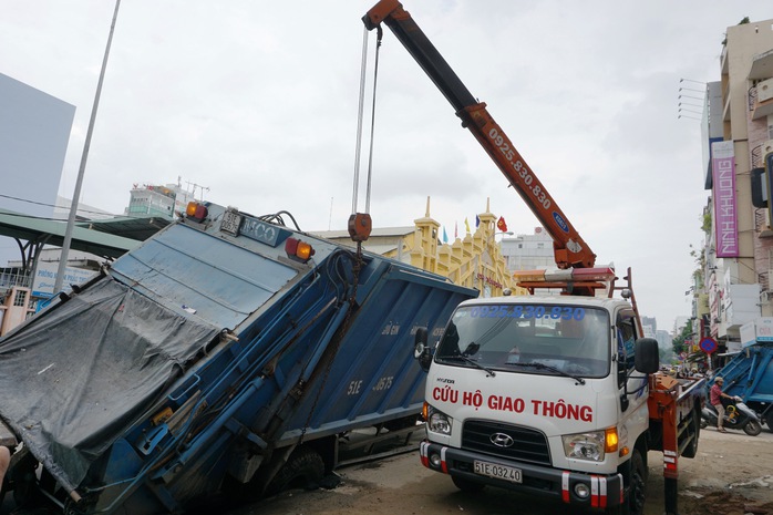 Giải cứu xe rác bị sụp hố sâu trên đường Hai Bà Trưng - Ảnh 4.