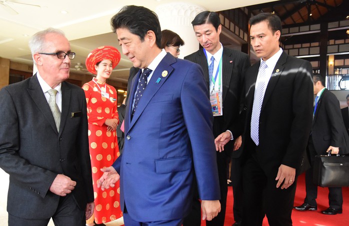 Bất ngờ bữa ăn trưa của Thủ tướng Nhật Bản Shinzo Abe tại APEC - Ảnh 1.